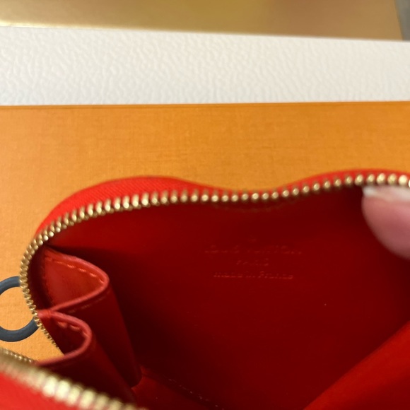 Louis Vuitton Vernis Red Heart pouch with charms - Picture 9 of 11